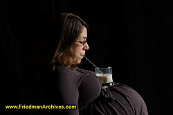 Nicole pregnant drinking from straw DSC09152